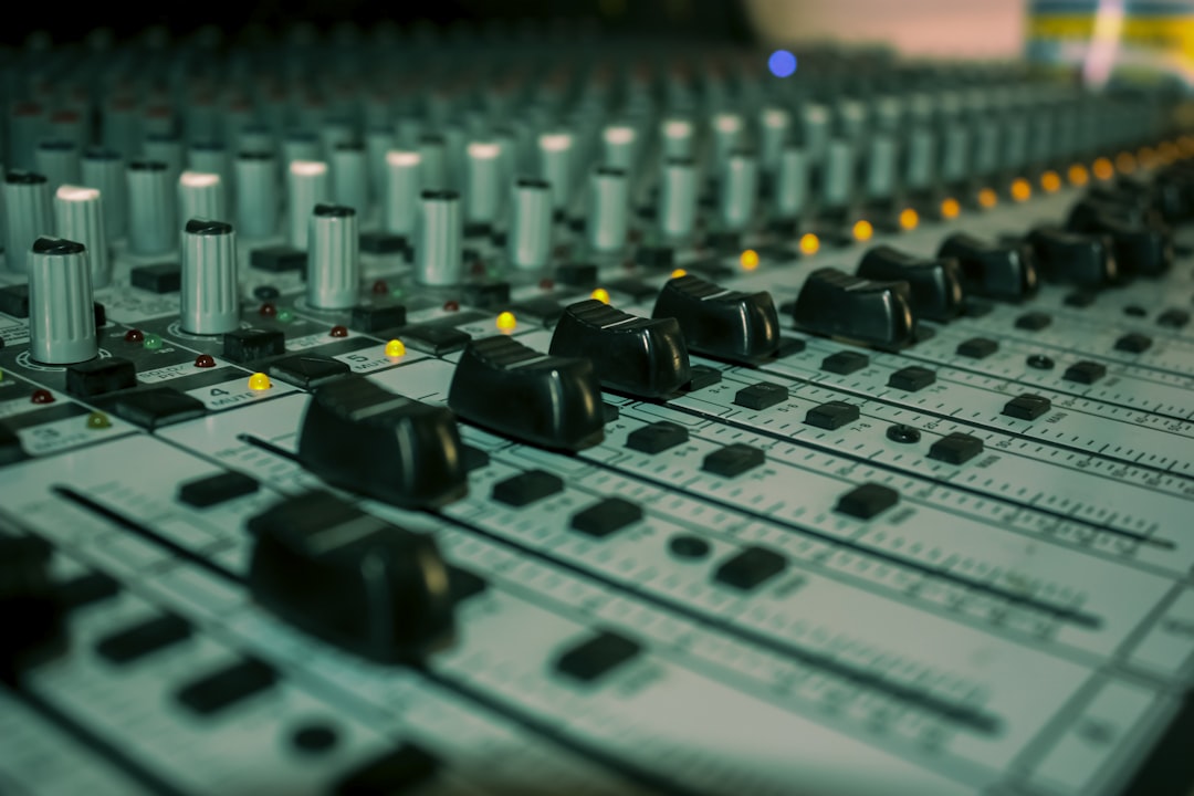 The Ultimate Guide: The Difference Between Manual and Automatic HDMI Switches